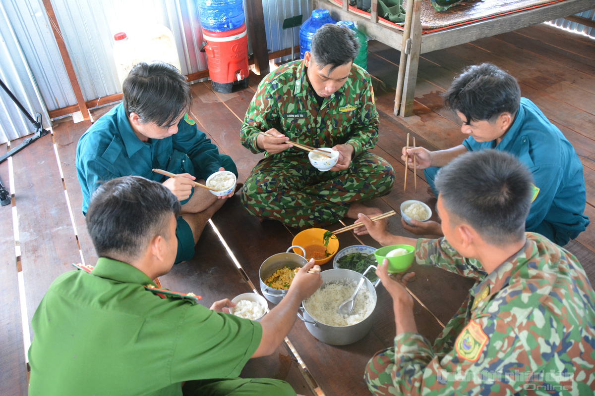 Bữa ăn tại chốt luôn ấm tình đồng chí, đồng đội.